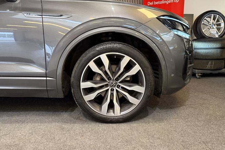 Grå VW Touareg fra 2021