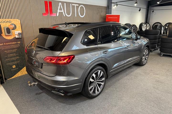 Grå VW Touareg fra 2021