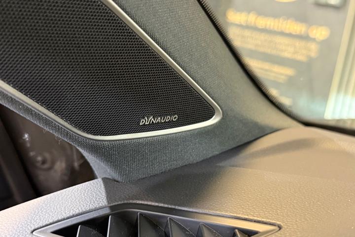 Grå VW Touareg fra 2021