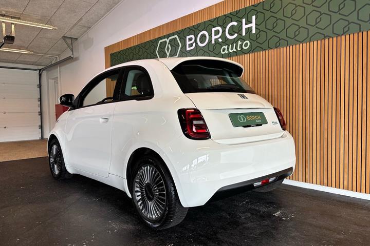 Hvid Fiat 500e fra 2023