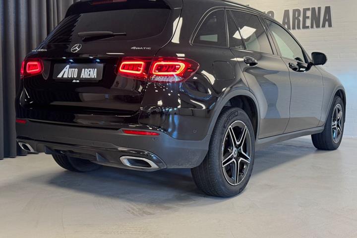 Sort Mercedes GLC300 de fra 2021
