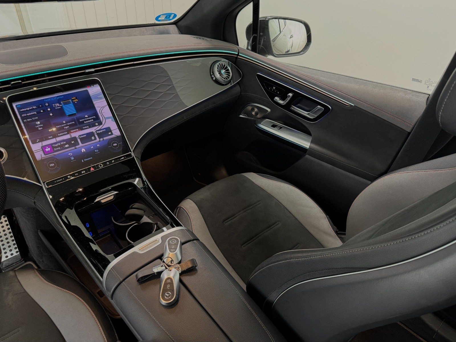 Grå Mercedes EQE350+ SUV fra 2024