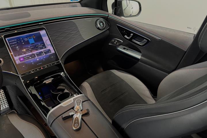 Grå Mercedes EQE350+ SUV fra 2024