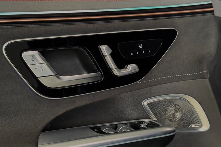 Grå Mercedes EQE350+ SUV fra 2024