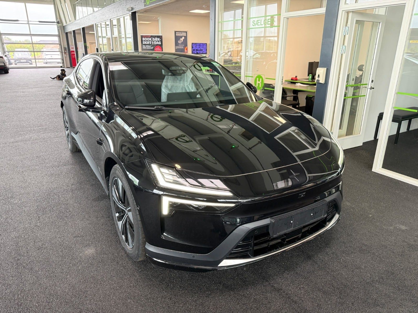 Sort Polestar 4 fra 2026