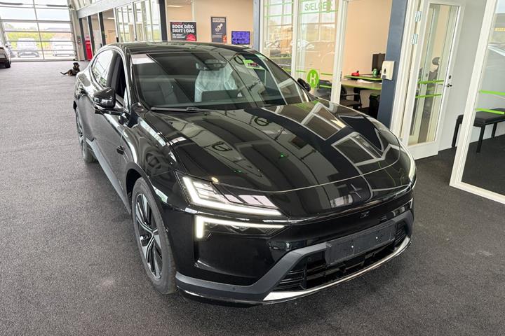 Sort Polestar 4 fra 2026
