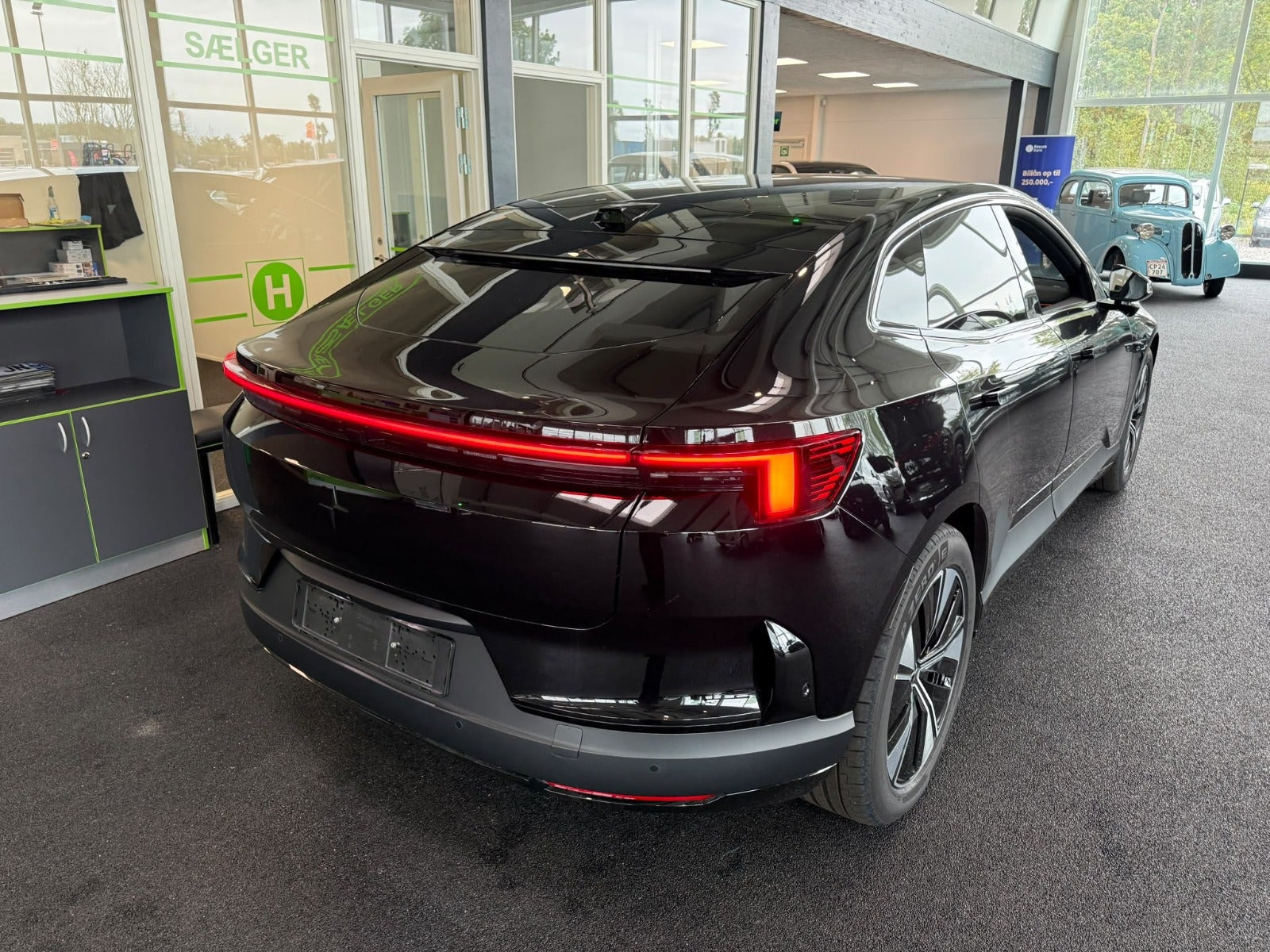 Sort Polestar 4 fra 2026