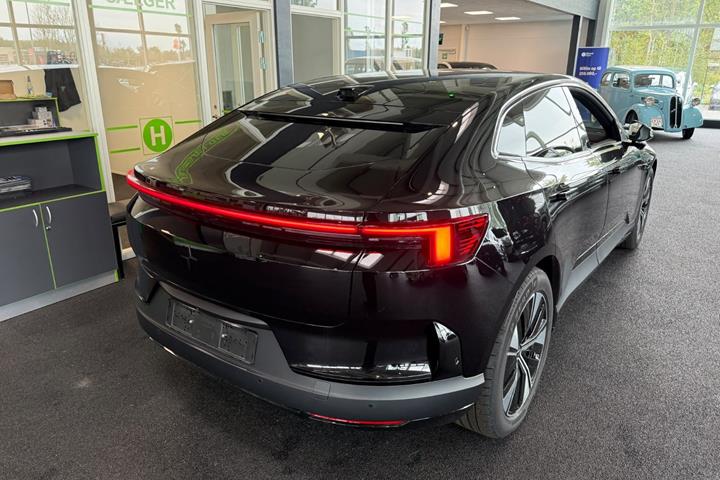 Sort Polestar 4 fra 2026