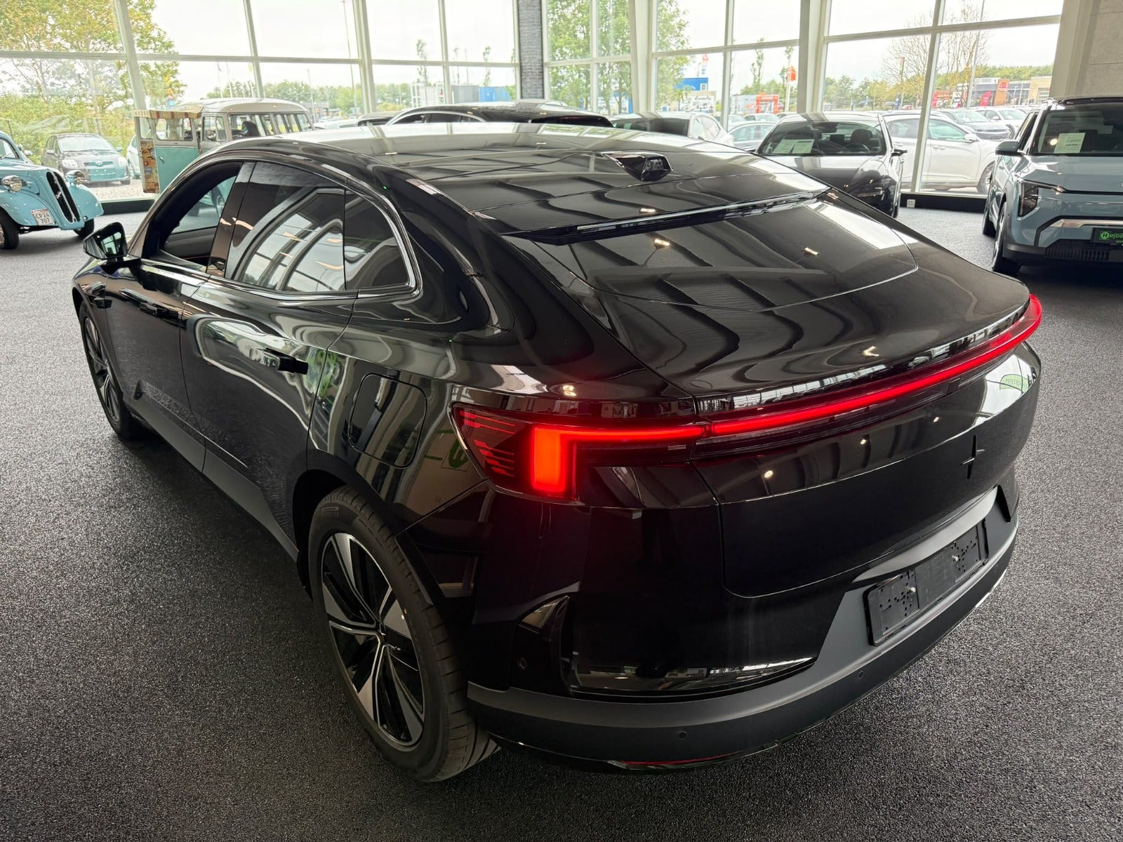 Sort Polestar 4 fra 2026