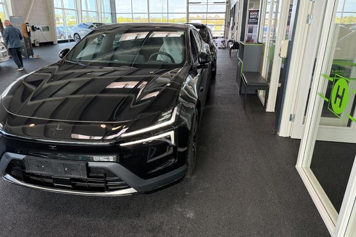 Sort Polestar 4 fra 2026