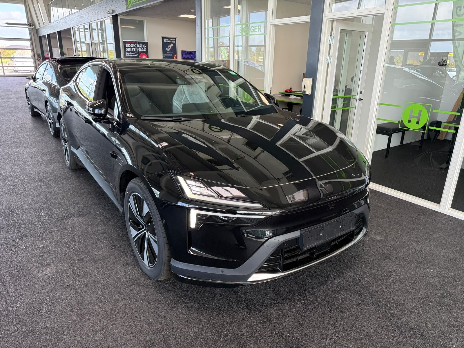 Sort Polestar 4 fra 2026