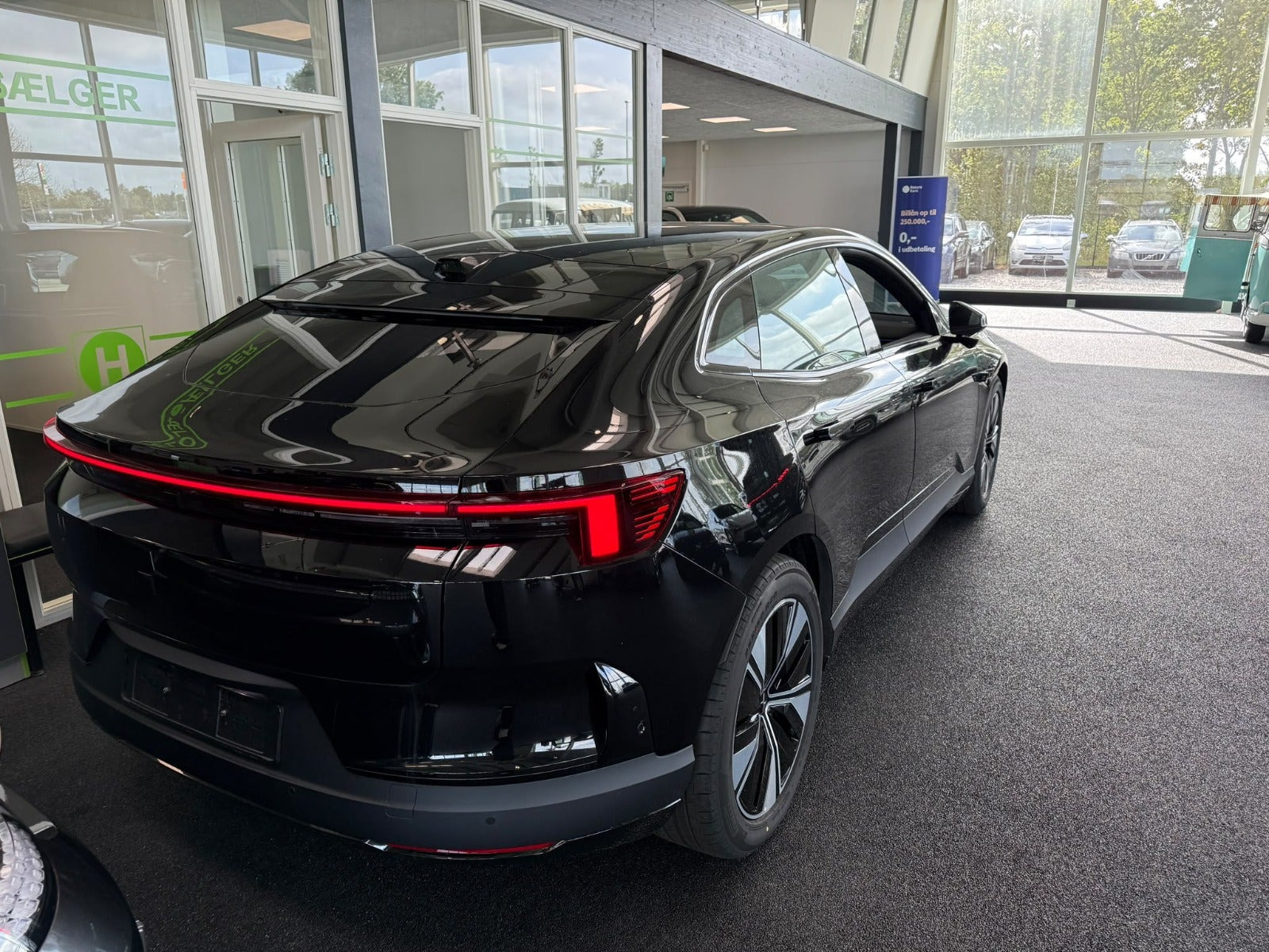 Sort Polestar 4 fra 2026