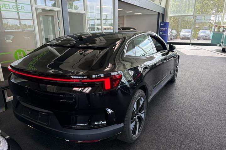 Sort Polestar 4 fra 2026