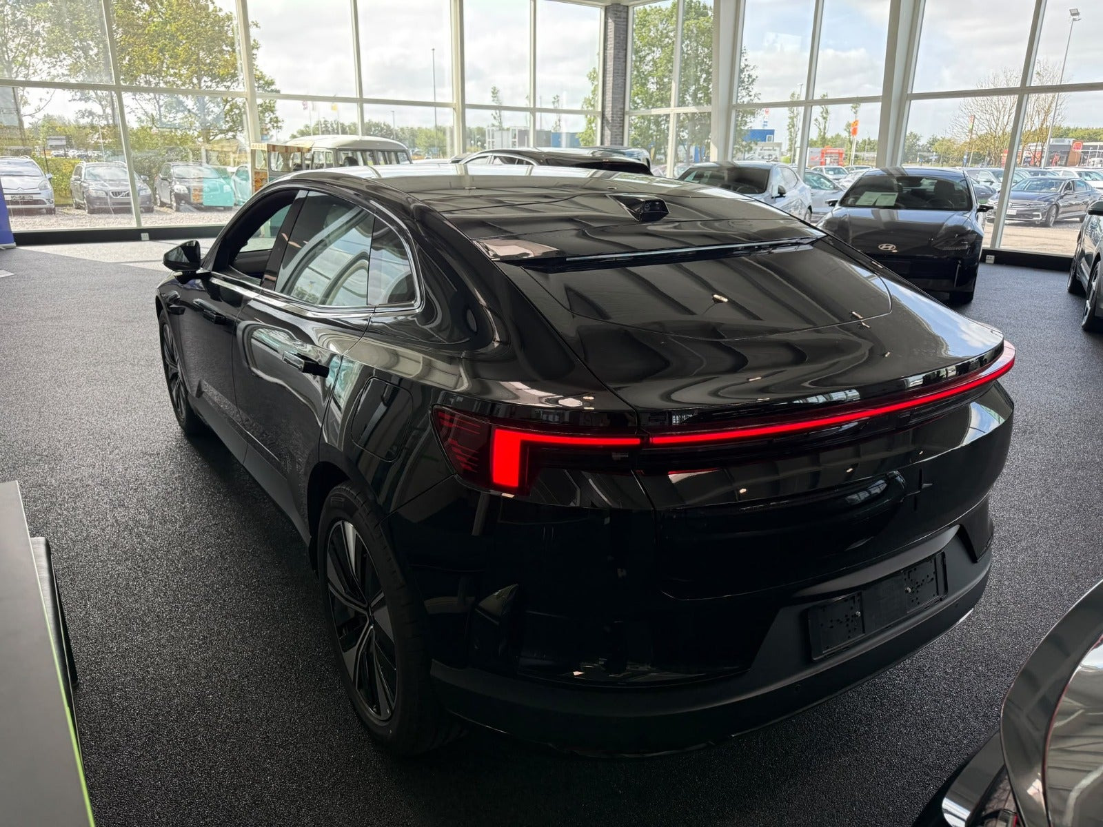 Sort Polestar 4 fra 2026