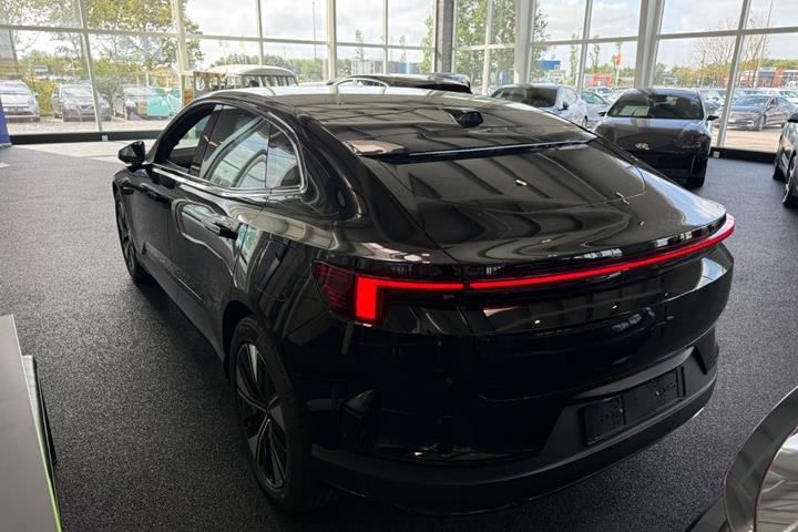 Sort Polestar 4 fra 2026