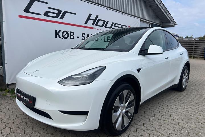 Hvid Tesla Model Y fra 2024