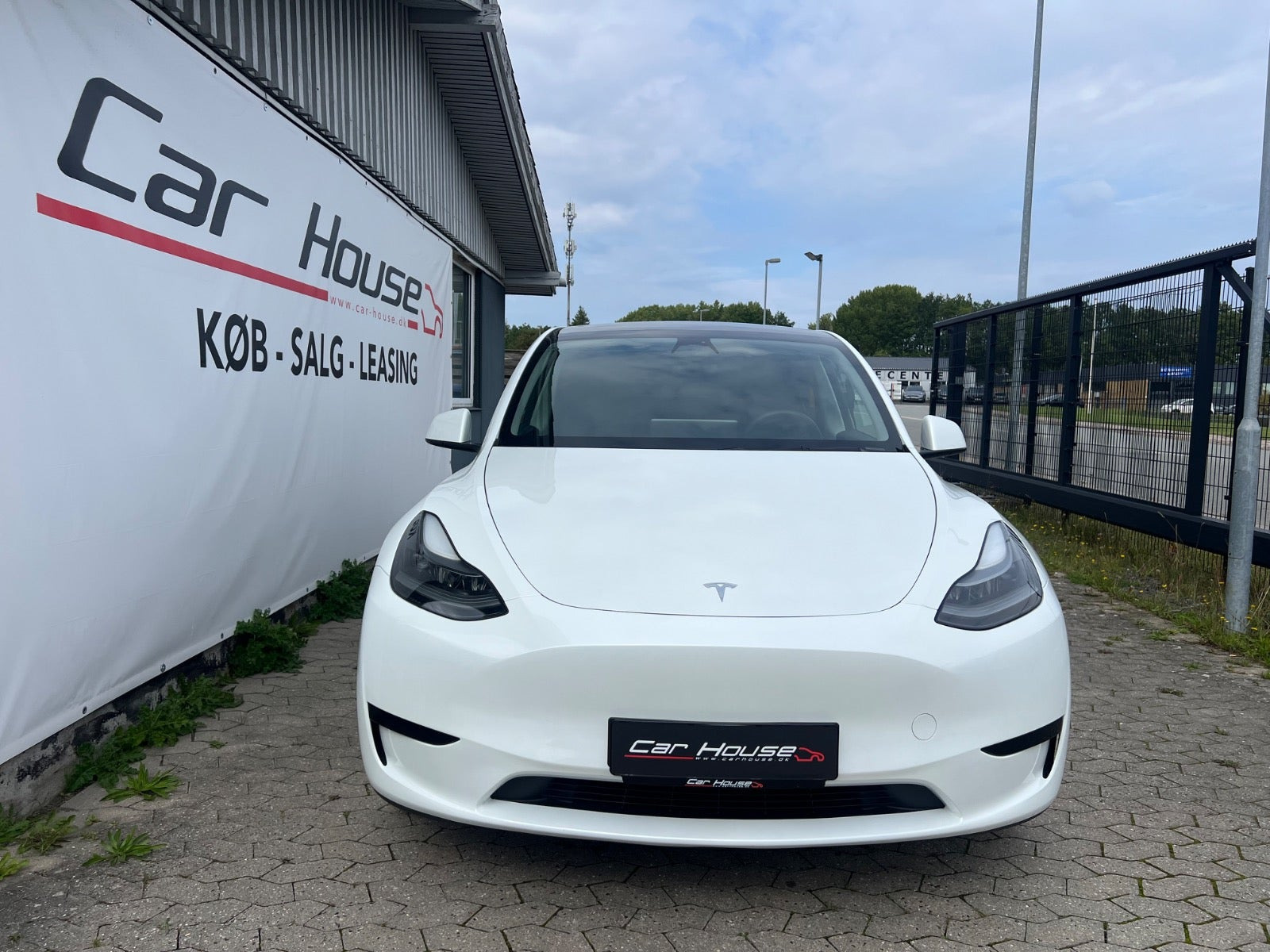 Hvid Tesla Model Y fra 2024