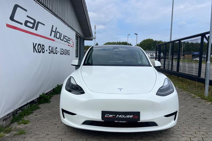 Hvid Tesla Model Y fra 2024