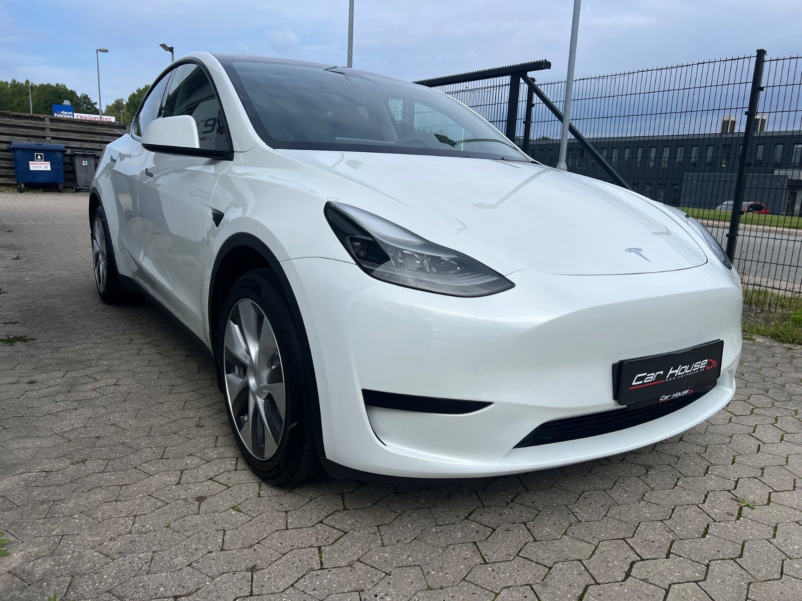 Hvid Tesla Model Y fra 2024