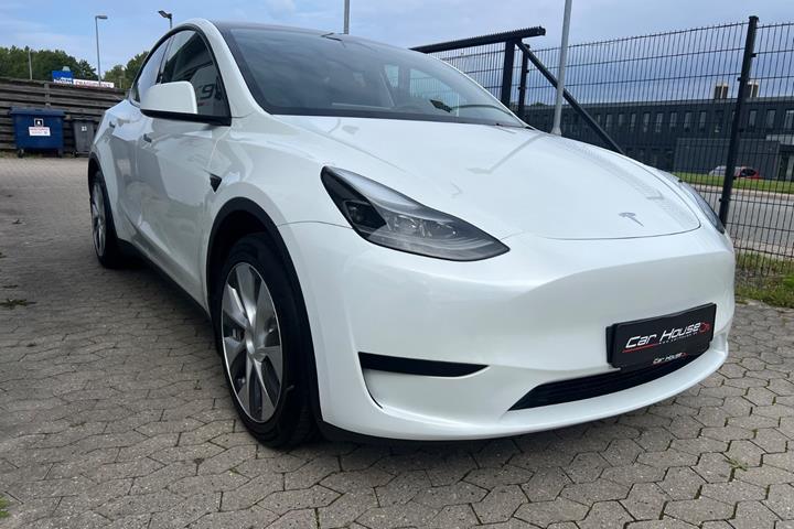 Hvid Tesla Model Y fra 2024