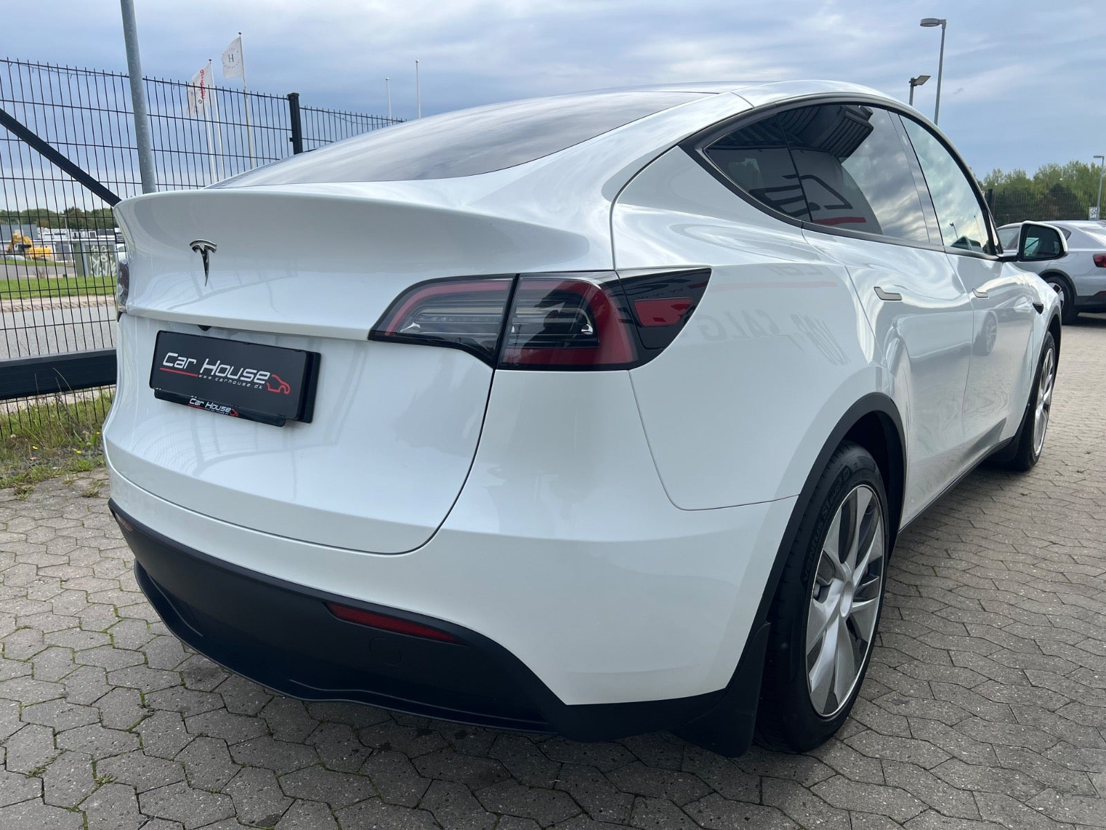 Hvid Tesla Model Y fra 2024