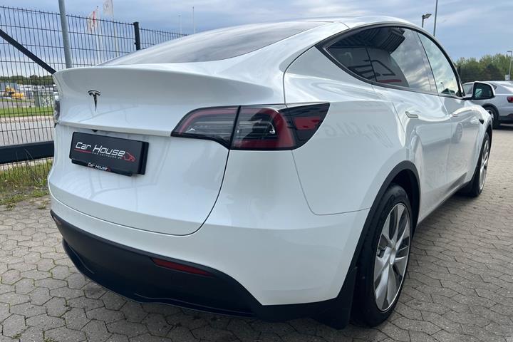 Hvid Tesla Model Y fra 2024