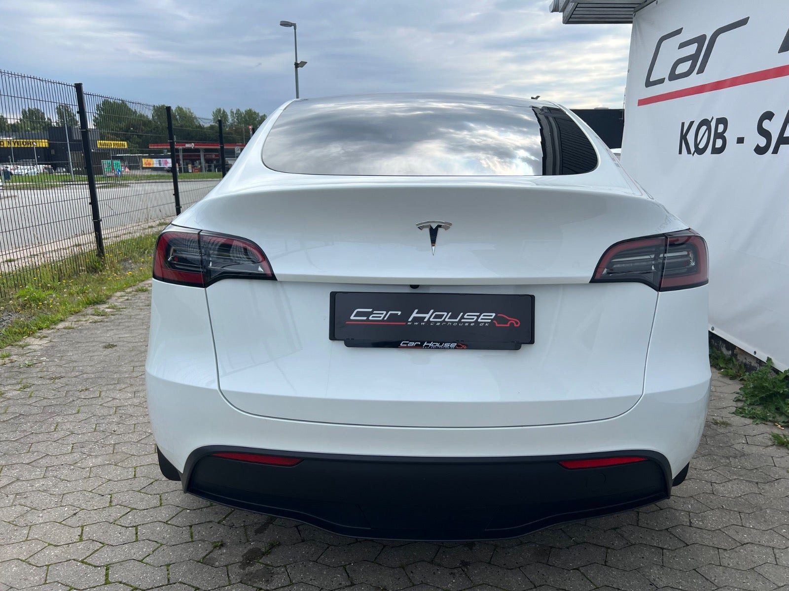 Hvid Tesla Model Y fra 2024