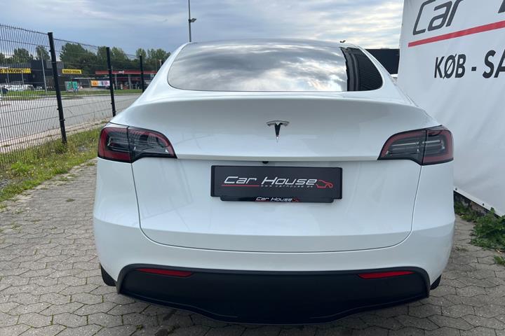 Hvid Tesla Model Y fra 2024