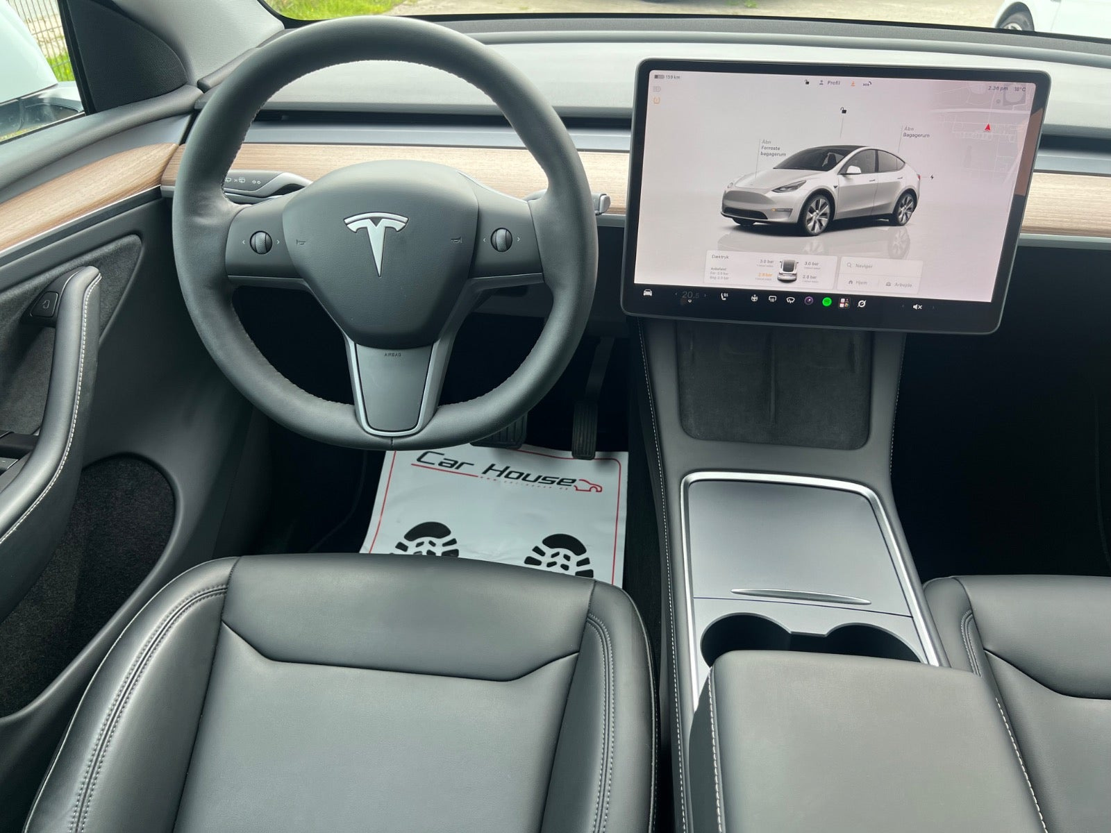 Hvid Tesla Model Y fra 2024