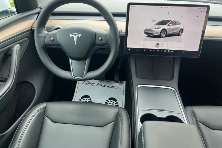 Hvid Tesla Model Y fra 2024
