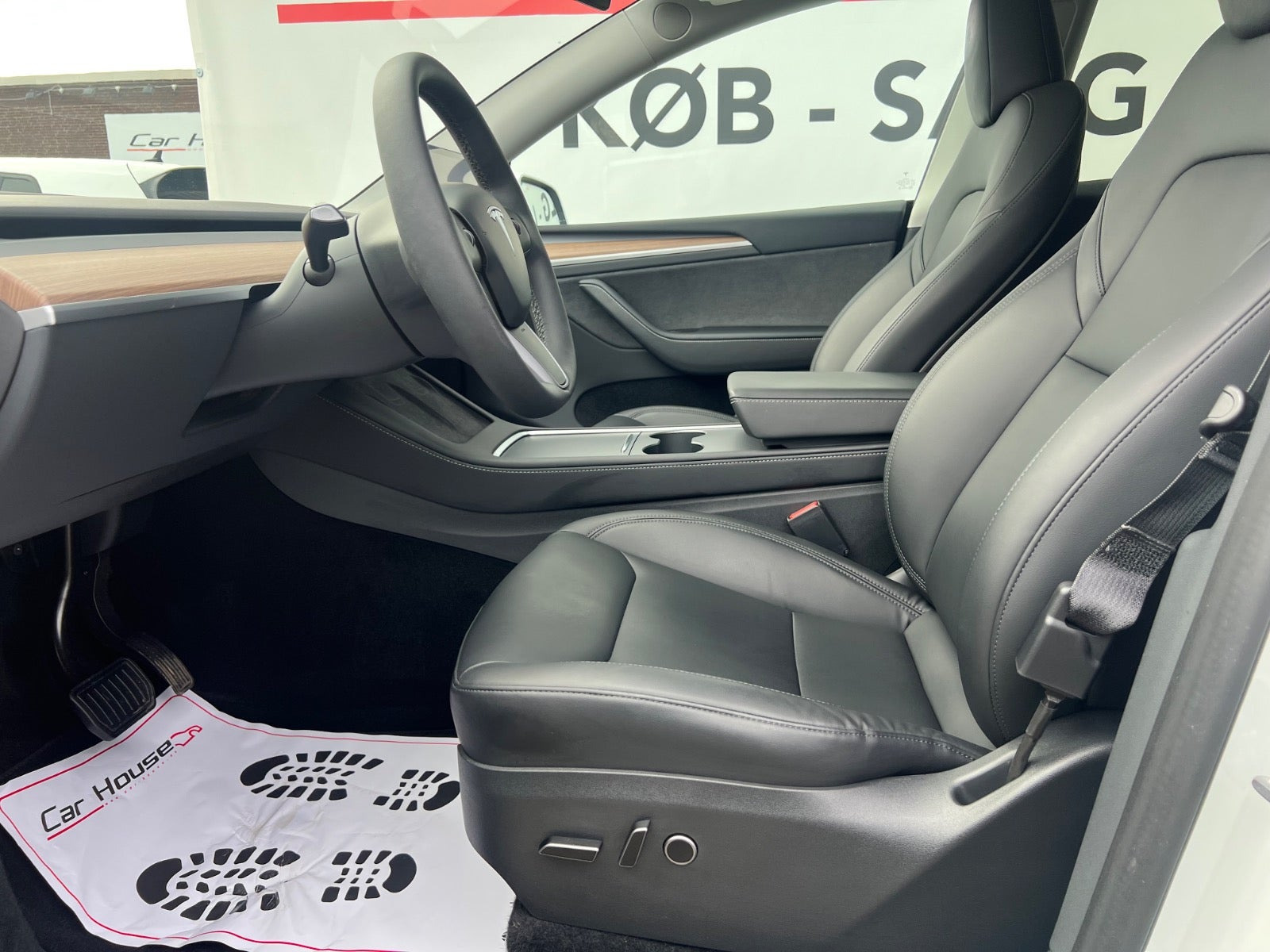 Hvid Tesla Model Y fra 2024