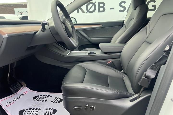Hvid Tesla Model Y fra 2024