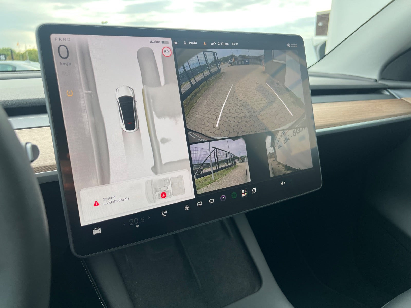 Hvid Tesla Model Y fra 2024