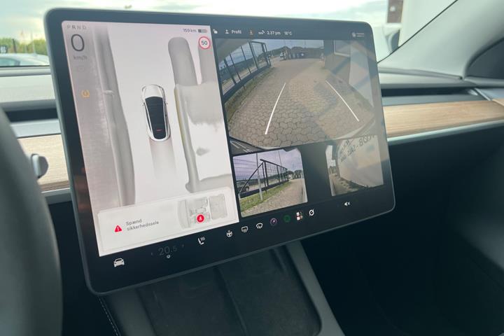 Hvid Tesla Model Y fra 2024