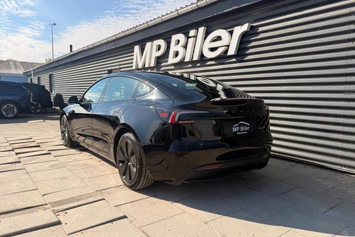 Sort Tesla Model 3 fra 2024