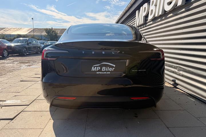 Sort Tesla Model 3 fra 2024