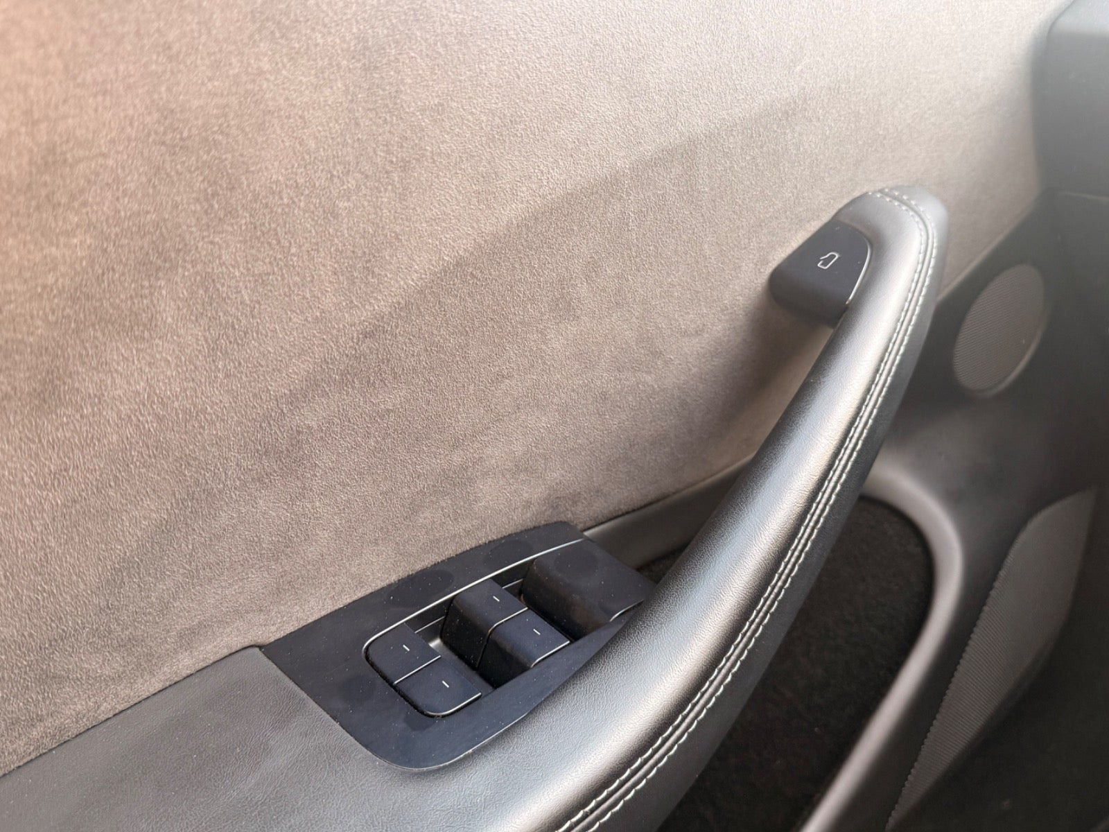 Sort Tesla Model 3 fra 2024