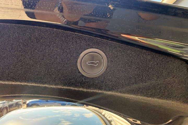 Sort Tesla Model 3 fra 2024