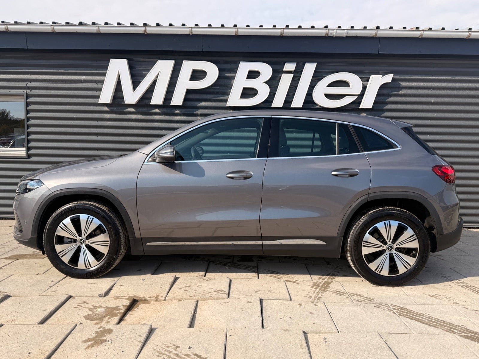 Grå Mercedes EQA250+ fra 2024
