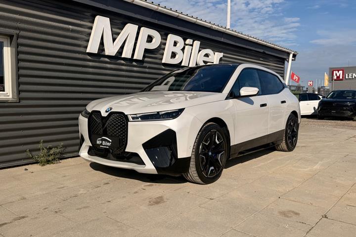 Hvid BMW iX fra 2023 set udefra