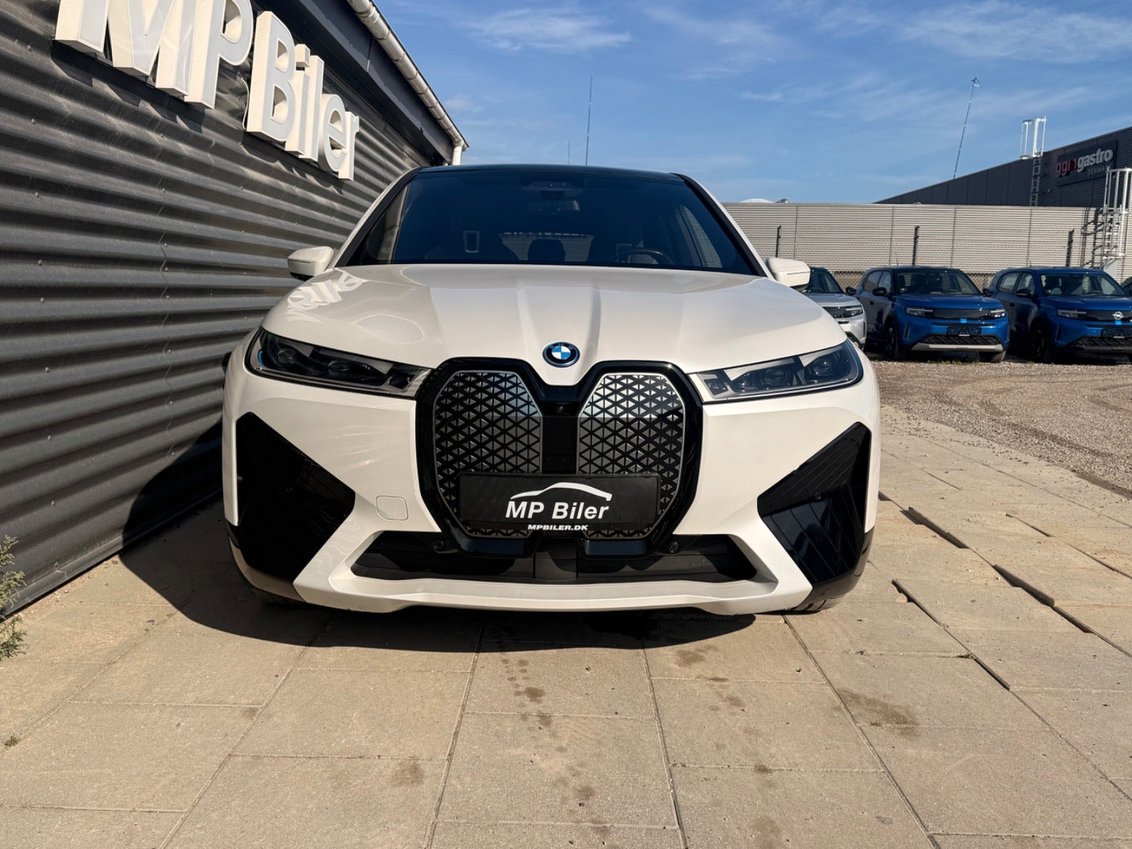 Hvid BMW iX fra 2023