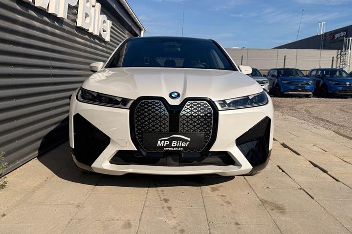 Hvid BMW iX fra 2023