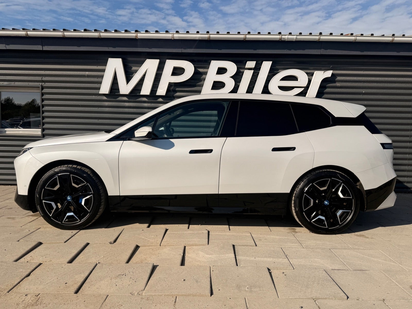 Hvid BMW iX fra 2023