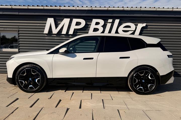 Hvid BMW iX fra 2023