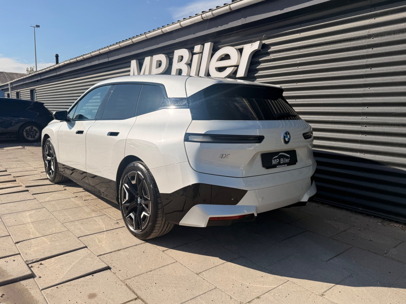 Hvid BMW iX fra 2023