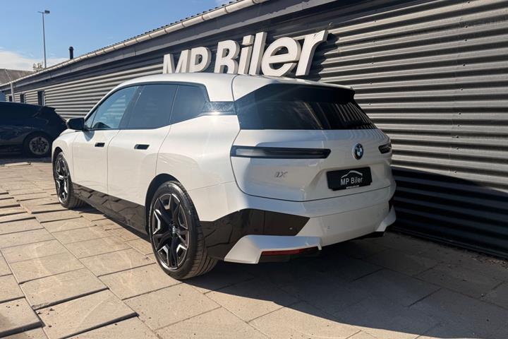 Hvid BMW iX fra 2023