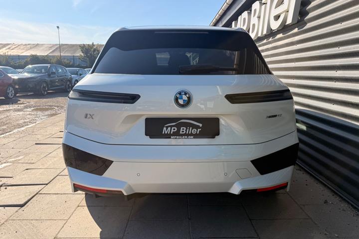 Hvid BMW iX fra 2023