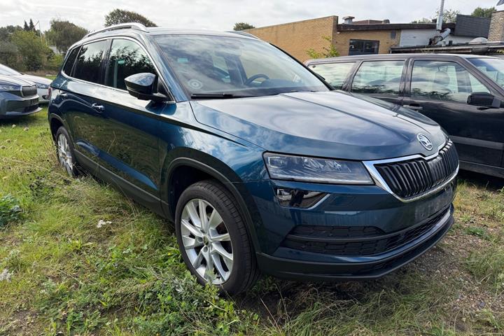 Grøn Skoda Karoq fra 2022 set udefra