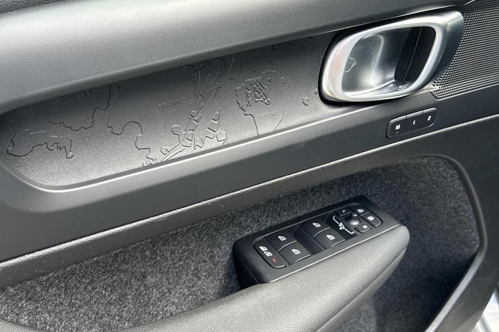 Grå Volvo EX40 fra 2025