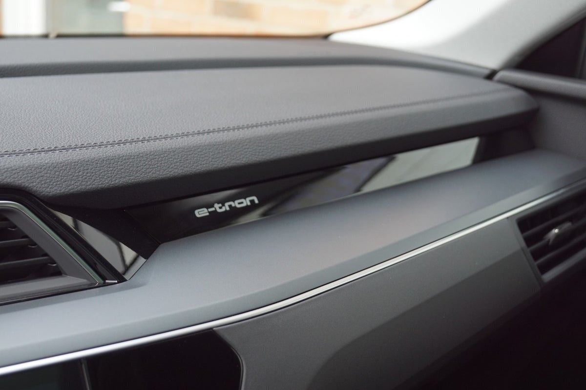 Grå Audi e-tron fra 2023